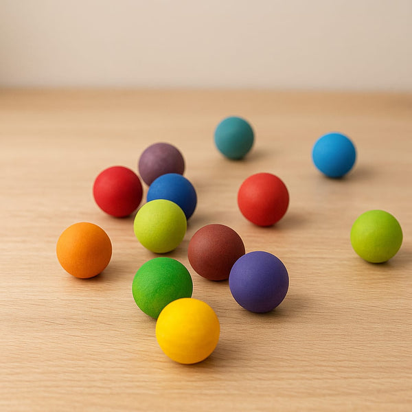 كرات خشبية ملونة