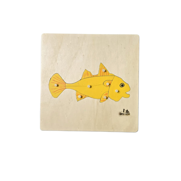 لعبة أحجية سمكة خشبية تعليمية للأطفال، تتميز بسمكة صفراء زاهية مع فتحات للعب التفاعلي