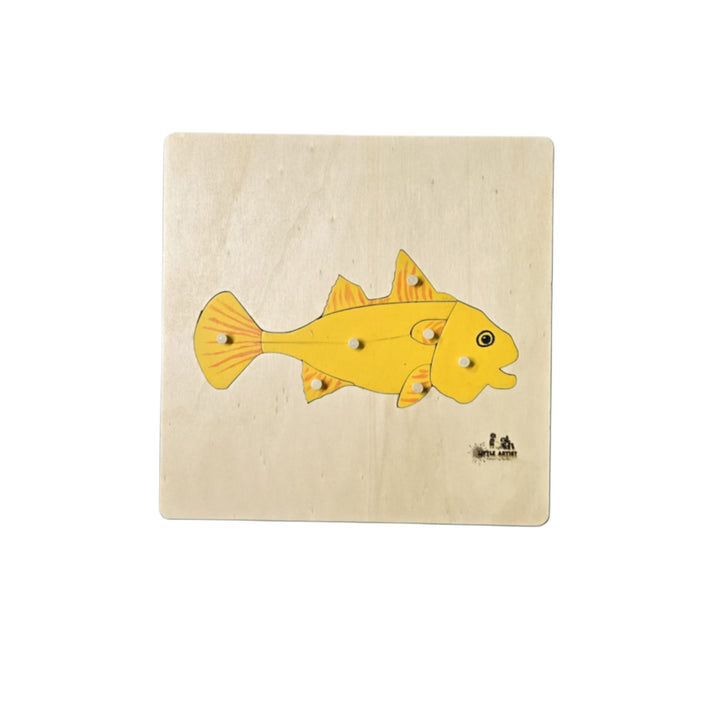لعبة أحجية سمكة خشبية تعليمية للأطفال، تتميز بسمكة صفراء زاهية مع فتحات للعب التفاعلي