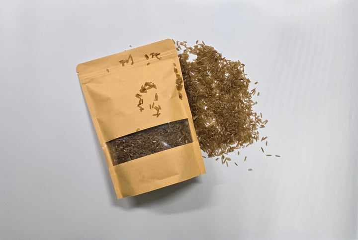 مُلء صندوق الحواس من الأرز البني في عبوة قابلة لإعادة الإغلاق، مثالي للألعاب الحسية التعليمية.
