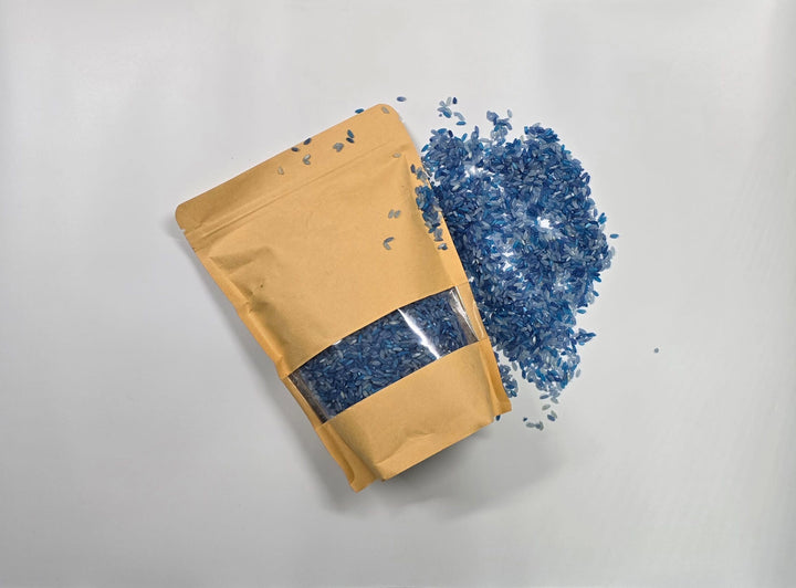 أرز حسي أزرق من LITTLE ARTIST في كيس قابل لإغلاق لإستخدامه في الألعاب الحسية التعليمية.