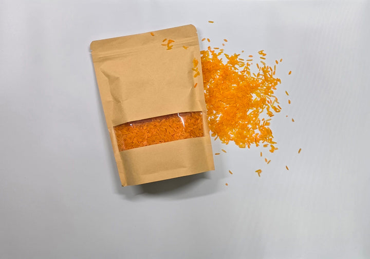 ألعاب حسيّة تعليمية من LITTLE ARTIST مع مادة مفرومة برتقالية في عبوة صديقة للبيئة.