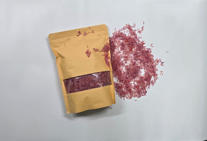 عبوة ألعاب حسية تعليمية من LITTLE ARTIST تحتوي على أرز ملون ينساب للخارج للعب الإبداعي.
