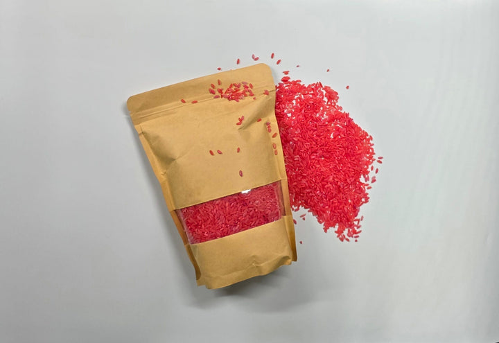 أرز حسي أحمر من Little Artist في عبوة صديقة للبيئة، مثالي للألعاب الحسية التعليمية.