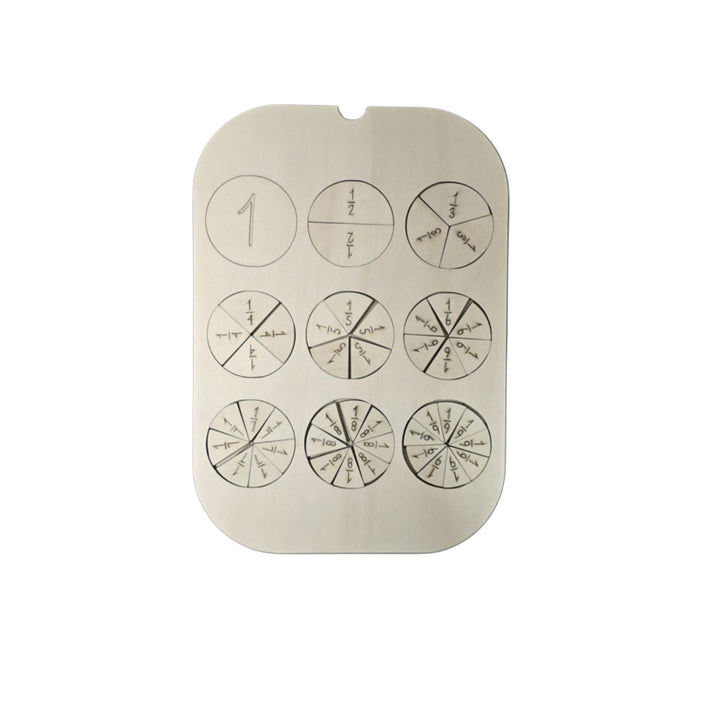 لوحة تعلم الكسور من Little Artist مع شرائح منقوشة لتعليم الكسور بشكل فعال.