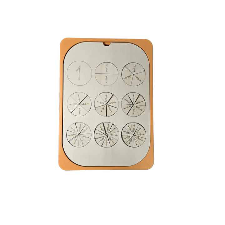 لوحة تعلم الكسور من LITTLE ARTIST مع دوائر كسور منقوشة للاستخدام التعليمي.
