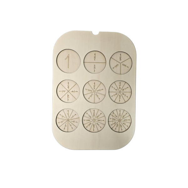 لوحة تعلم الكسور من LITTLE ARTIST لتعليم الأطفال مفاهيم الكسور مع رسومات منقوشة.
