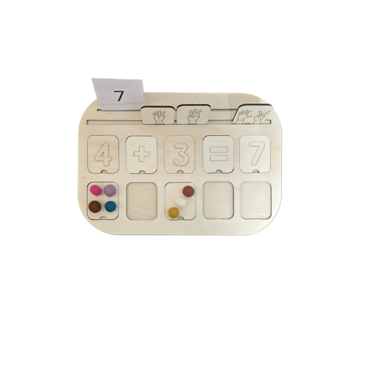 لوحة أنشطة رياضيات خشبية تفاعلية تعرض أنشطة رياضيات ممتعة للأطفال مع عدّادات الأرقام.
