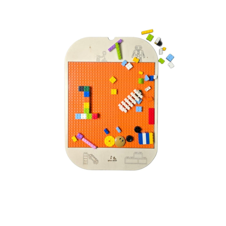 لوحة خشبية متوافقة مع ليغو تحتوي على طوب ملون وتصاميم إبداعية للأطفال.
