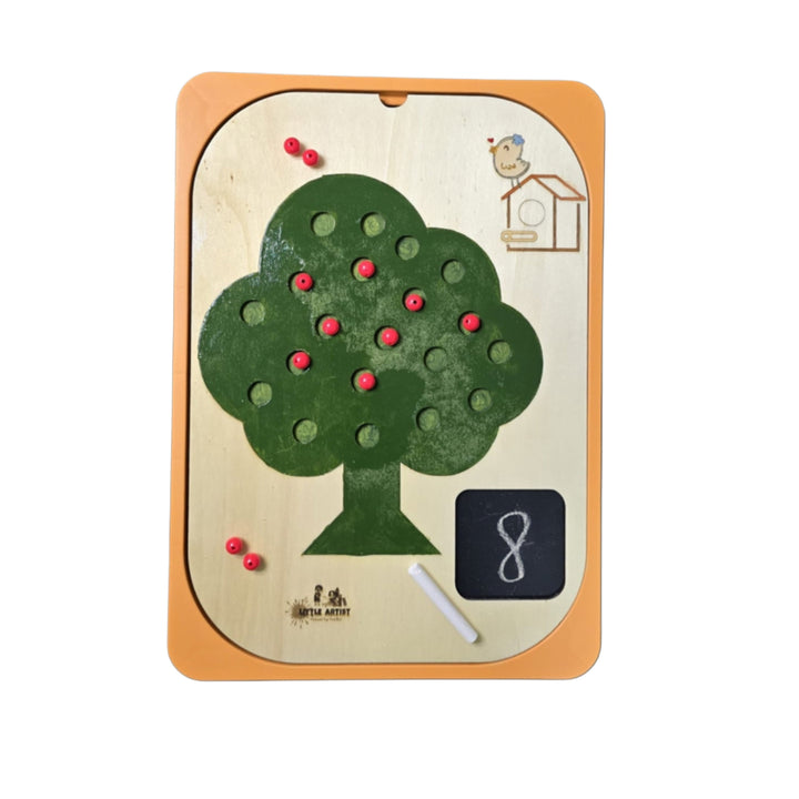 لعبة شجرة التفاح بطريقة مونتيسوري مع فواكه ملونة وسبورة للتعلم التفاعلي.