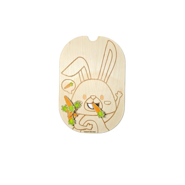 لعبة الأرنب بطريقة مونتيسوري المصنوعة من الخشب بتصميم جزرة، مثالية للعب الخيالي وتنمية المهارات الحركية الدقيقة.