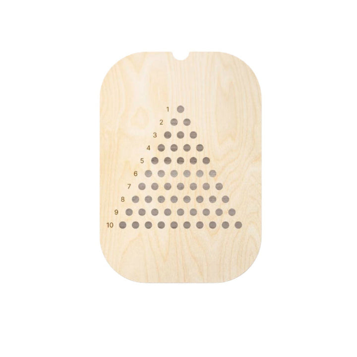 أنشطة الرياضيات بأسلوب مونتيسوري مع لوحة مسامير خشبية بتصميم مثلثي لتطوير مهارات العد
