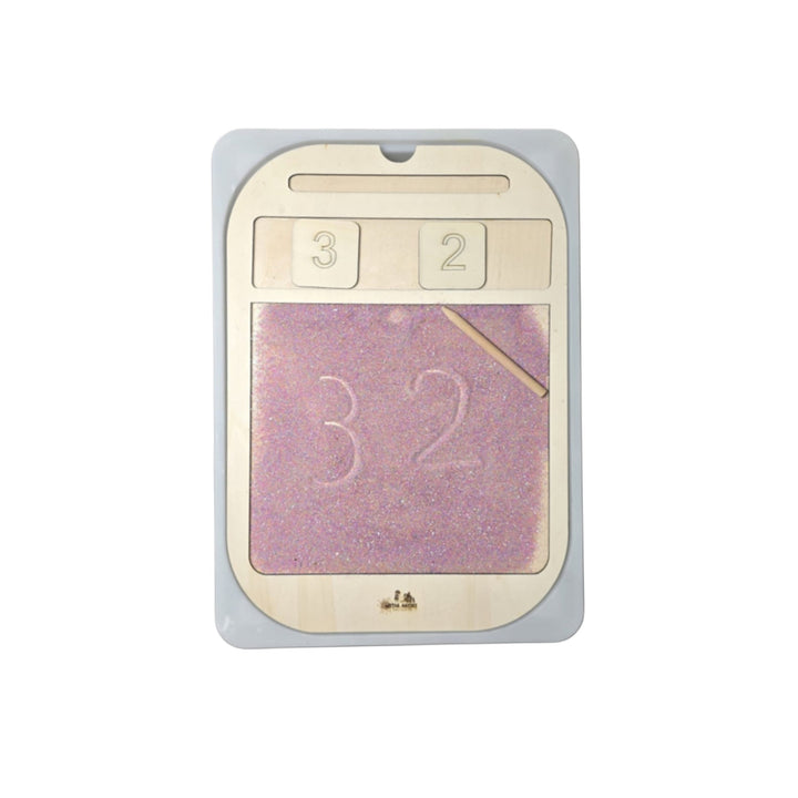 لوحة الكتابة بالرمل بطريقة مونتيسوري مع رمل وردي للتدريب على الكتابة الإبداعية واللعب الحسي.