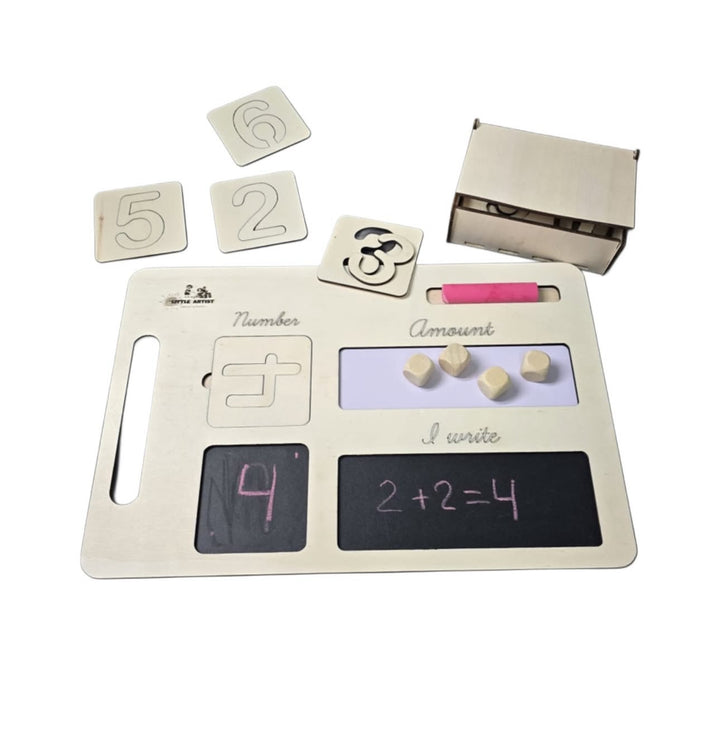 لوحة تعليمية خشبية من مونتيسوري من LITTLE ARTIST مع طبشورة وقطع أرقام للعب التعليمي