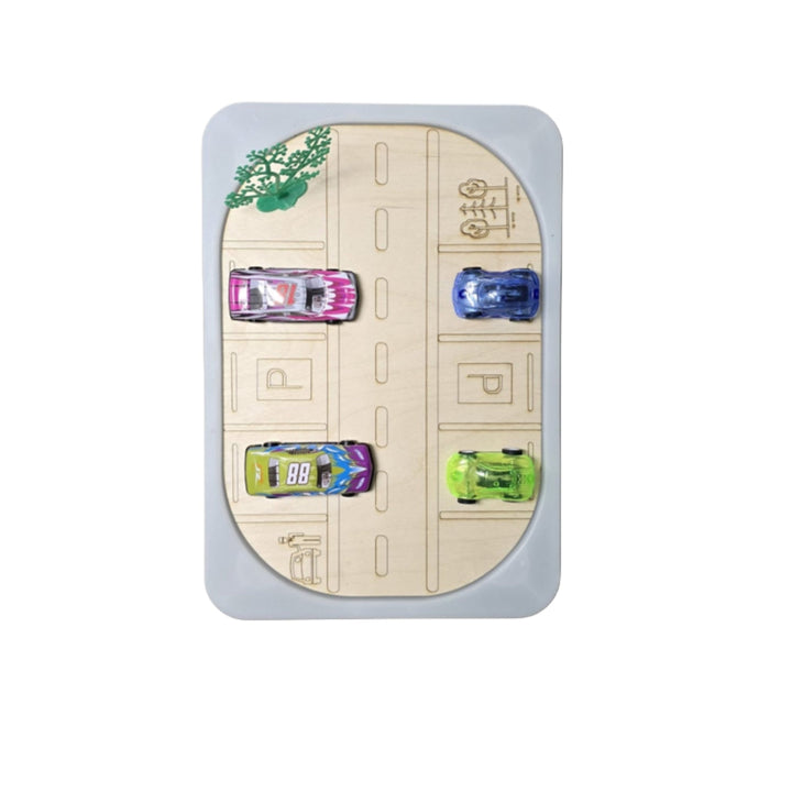 مجموعة الشارع الخشبية بطريقة مونتيسوري مع سيارات للعب ومساحات مخصصة للركن للمتعة الخيالية.
