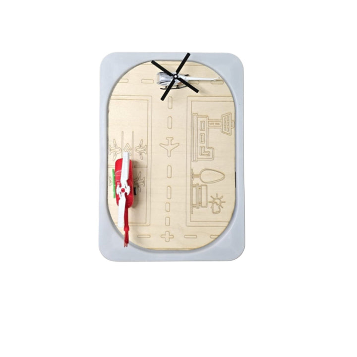 مجموعة الشارع الخشبية بطريقة مونتيسوري مع تخطيط طريق مصمم بتفاصيل دقيقة للعب الخيالي.