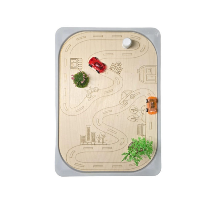 مجموعة الشارع الخشبية بطريقة مونتيسوري مع تصميم طريق يحتوي على سيارات ومساحات خضراء للعب التفاعلي.
