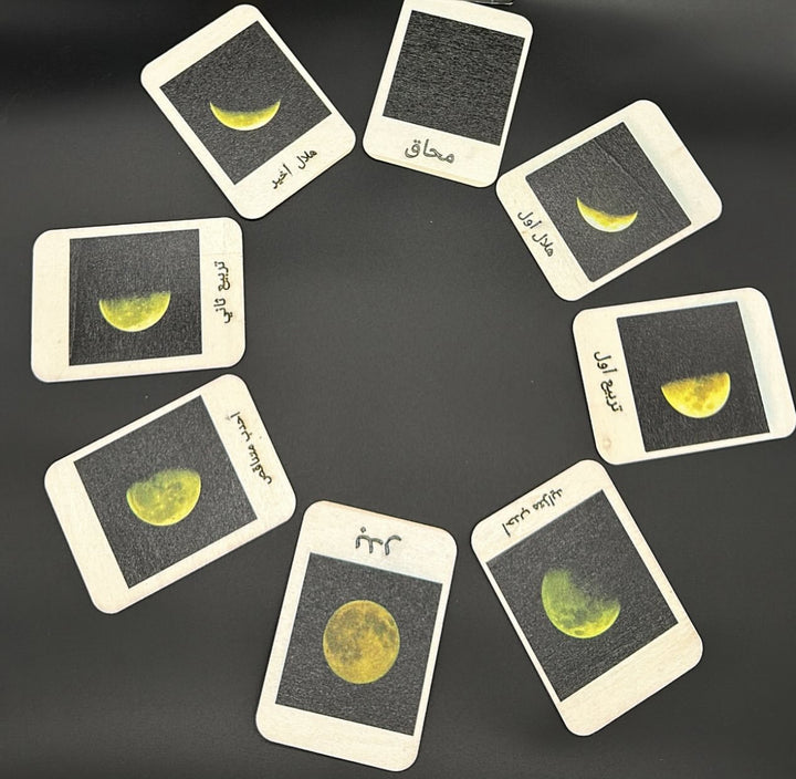 مجموعة بطاقات مراحل القمر التعليمية من LITTLE ARTIST تعرض مختلف مراحل القمر على خلفية داكنة.